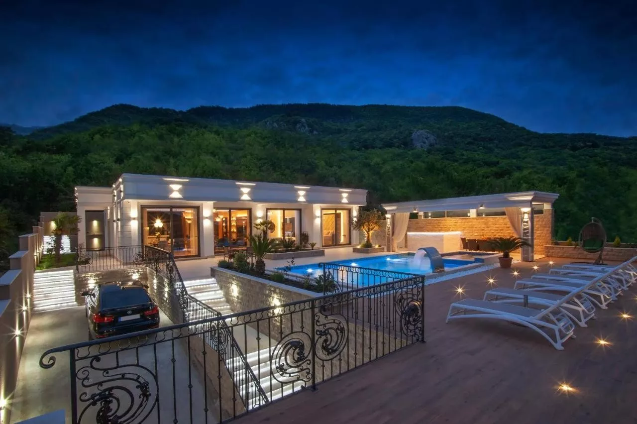 Enchanting Villa with Pool at Blue Wave