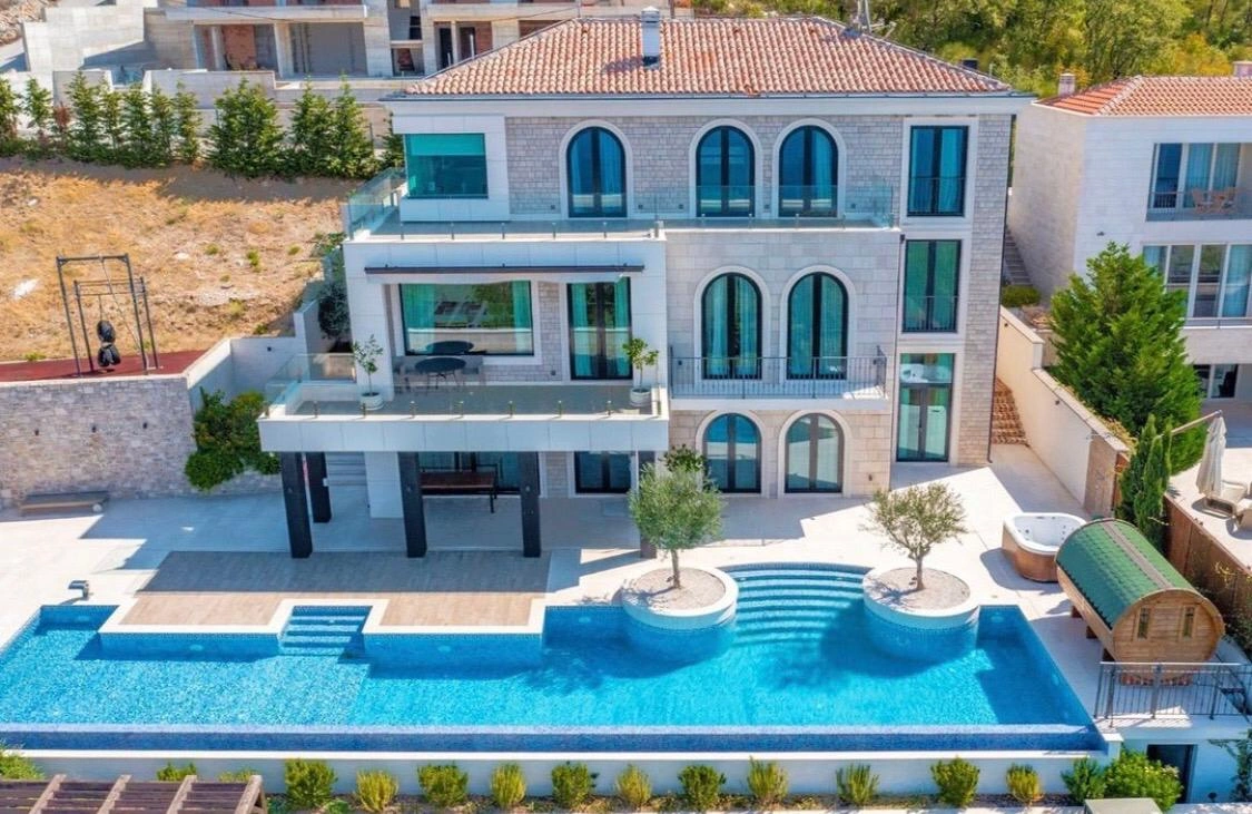 Beautiful Villa with Stone Details in a Natural Setting