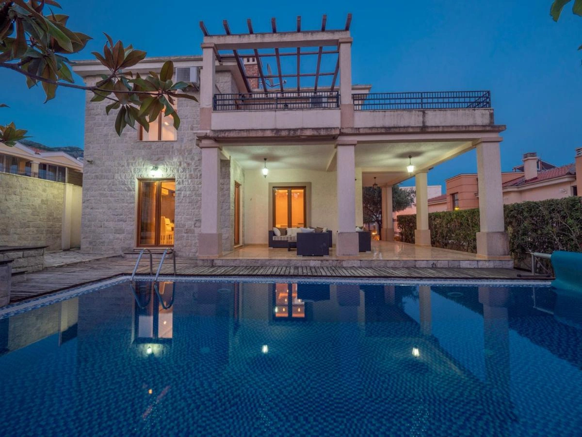 Beautiful Villa with Pool and Scenic Outdoor Views